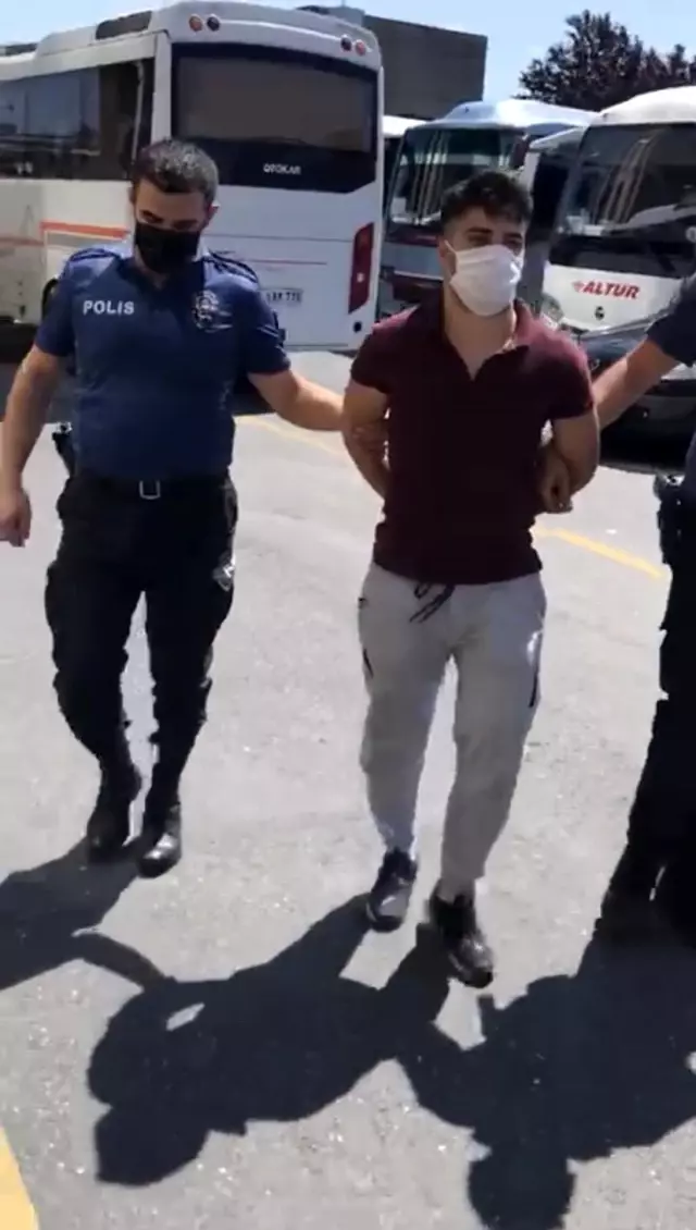 Soğukkanlılığı takdir topladı! Kafasına silah dayanan bekçi, görevini yapmaya devam etti Soğukkanlılığı takdir topladı! Kafasına silah dayanan bekçi, görevini yapmaya devam etti