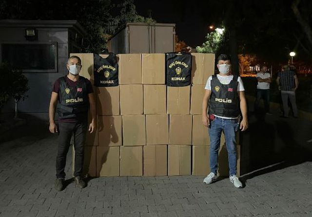 İZMİR'DE 2 MİLYON 340 BİN KAÇAK MAKARON ELE GEÇİRİLDİ