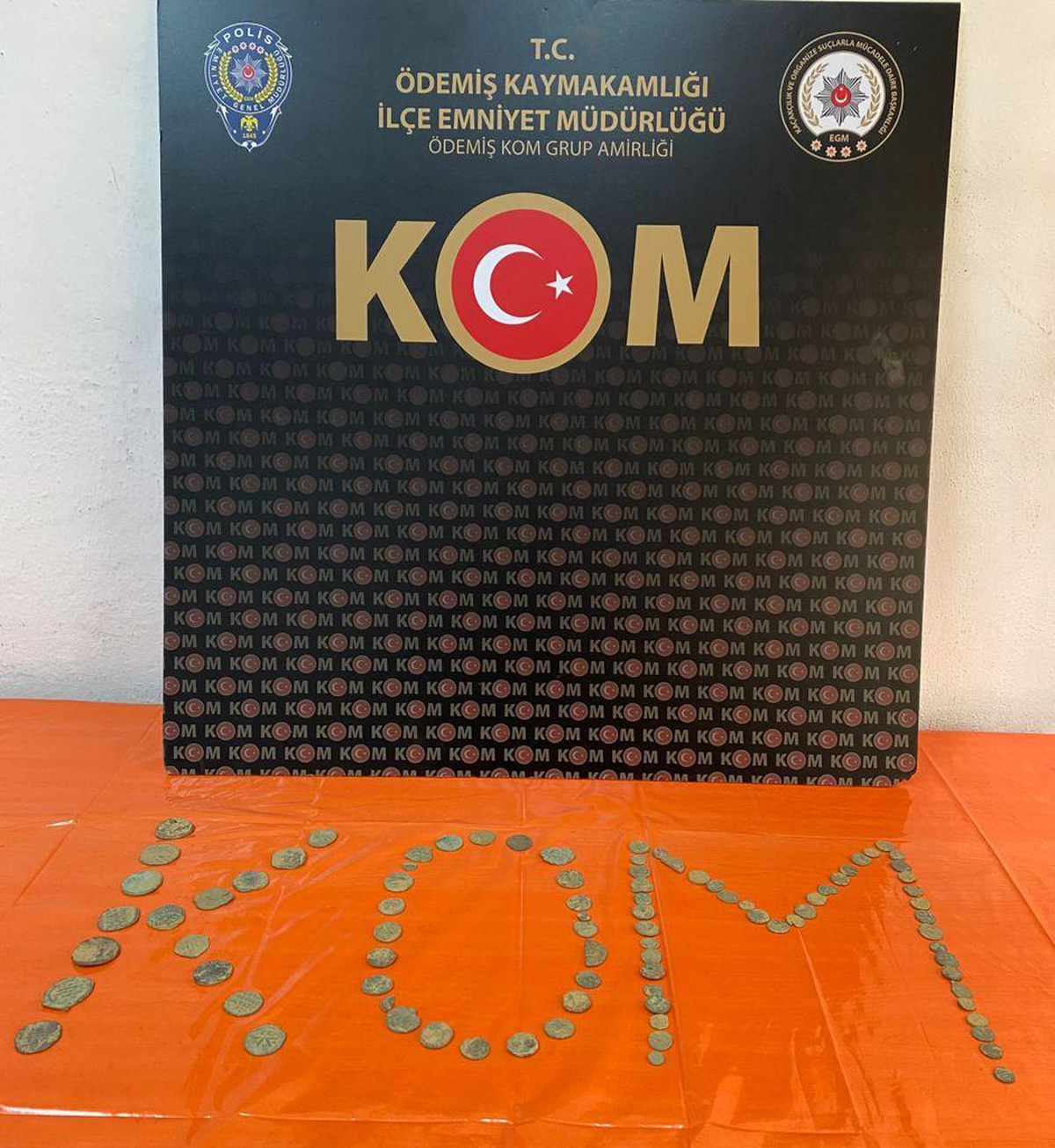 İzmir'de, Bizans dönemine ait 88 sikke ele geçirildi