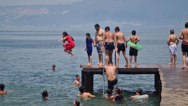 izmit korfezi nde musilaj temizlenince mavi 8 14260414 o