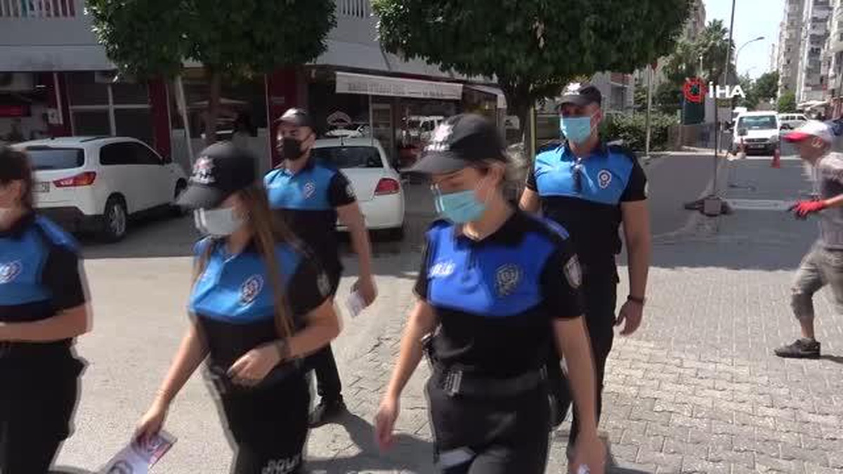 KADES hakkında bilgilendirme yaparken, uygulama sayesinde kurtulan şiddet mağduru kadın ile karşılaştılar