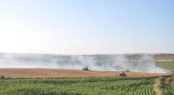 KARGANIN ELEKTRİK TELLERİNE ÇARPARAK DÜŞTÜĞÜ TARLADA YANGIN ÇIKTI; KARA YOLU ULAŞIMA KAPANDI