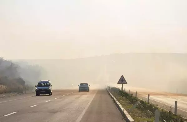 KARGANIN ELEKTRİK TELLERİNE ÇARPARAK DÜŞTÜĞÜ TARLADA YANGIN ÇIKTI; KARA YOLU ULAŞIMA KAPANDI