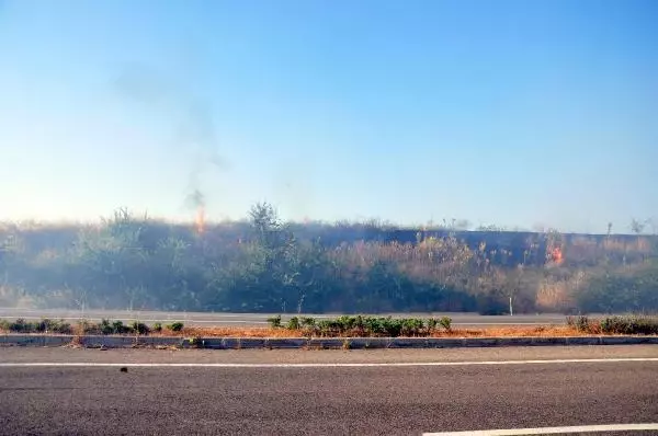 KARGANIN ELEKTRİK TELLERİNE ÇARPARAK DÜŞTÜĞÜ TARLADA YANGIN ÇIKTI; KARA YOLU ULAŞIMA KAPANDI