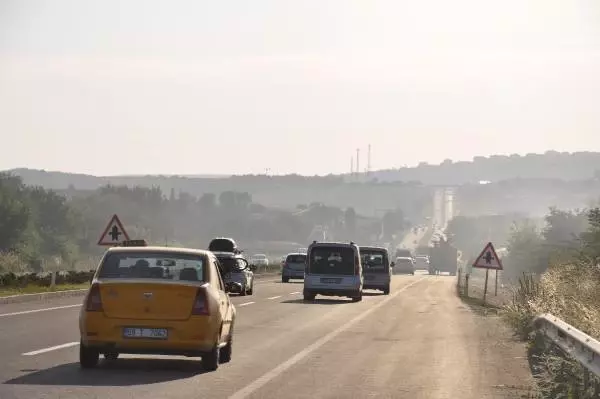 KARGANIN ELEKTRİK TELLERİNE ÇARPARAK DÜŞTÜĞÜ TARLADA YANGIN ÇIKTI; KARA YOLU ULAŞIMA KAPANDI