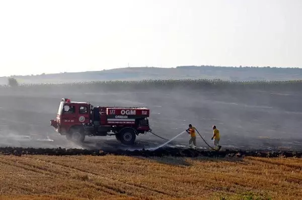 KARGANIN ELEKTRİK TELLERİNE ÇARPARAK DÜŞTÜĞÜ TARLADA YANGIN ÇIKTI; KARA YOLU ULAŞIMA KAPANDI