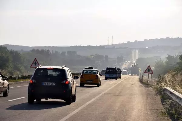 KARGANIN ELEKTRİK TELLERİNE ÇARPARAK DÜŞTÜĞÜ TARLADA YANGIN ÇIKTI; KARA YOLU ULAŞIMA KAPANDI