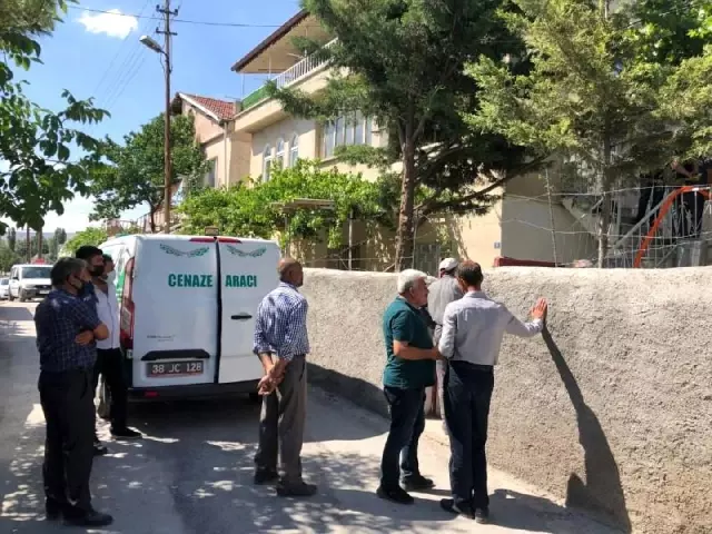 Aile arasında dehşet! Kendisine baltayla saldıran oğlunu tabancayla vurarak öldürdü Aile arasında dehşet! Kendisine baltayla saldıran oğlunu tabancayla vurarak öldürdü