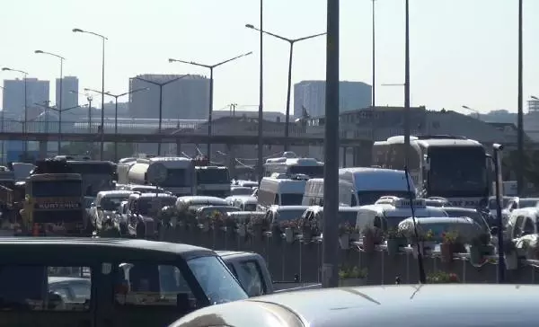 Silivri'de otomobil ile motosiklet çarpıştı