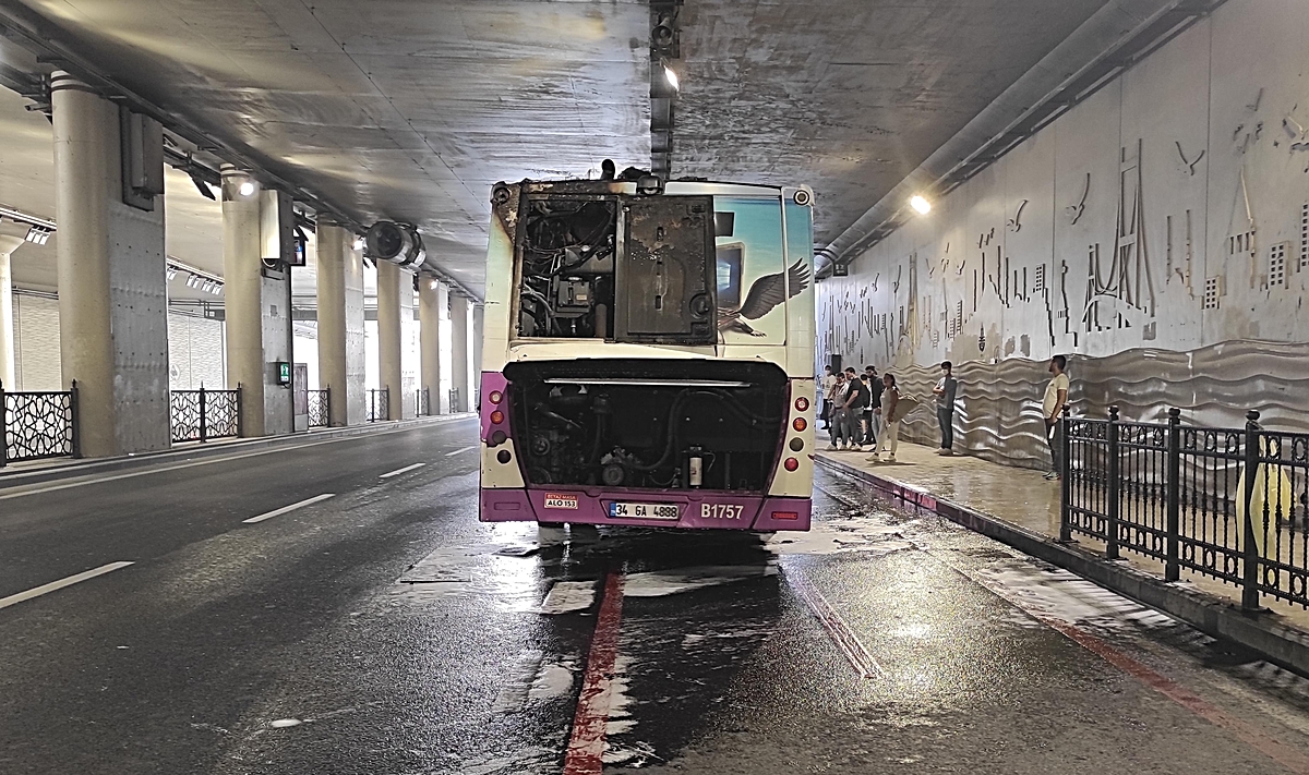 Taksim alt geçit durağındaki İETT otobüsünde çıkan yangın söndürüldü