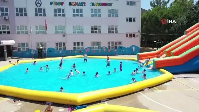 Tatil köyü değil, okul bahçesi