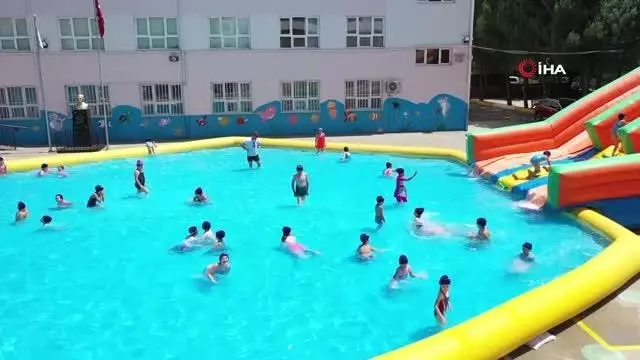 Tatil köyü değil, okul bahçesi