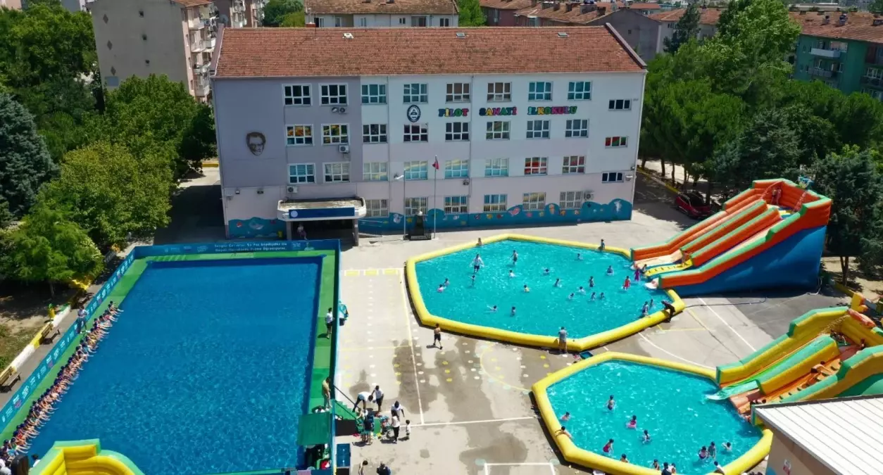 Tatil köyü değil, okul bahçesi
