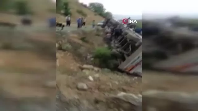 Tır şarampole devrildi: 3 kişi yaralandı, 160 küçükbaş hayvan telef oldu