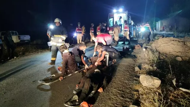 Son dakika haberi... Mültecileri taşıyan minibüs kaza yaptı: 12 ölü, 20 yaralı