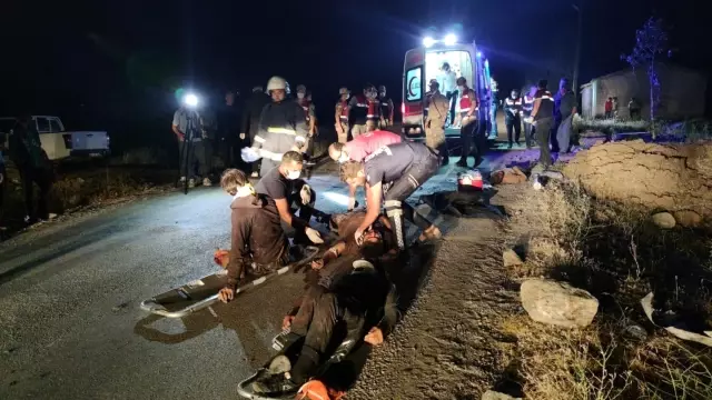 Son dakika haberi... Mültecileri taşıyan minibüs kaza yaptı: 12 ölü, 20 yaralı