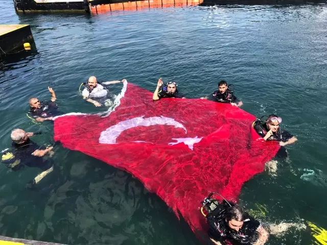 15 Temmuz'u unutturmamak adına sualtına daldılar