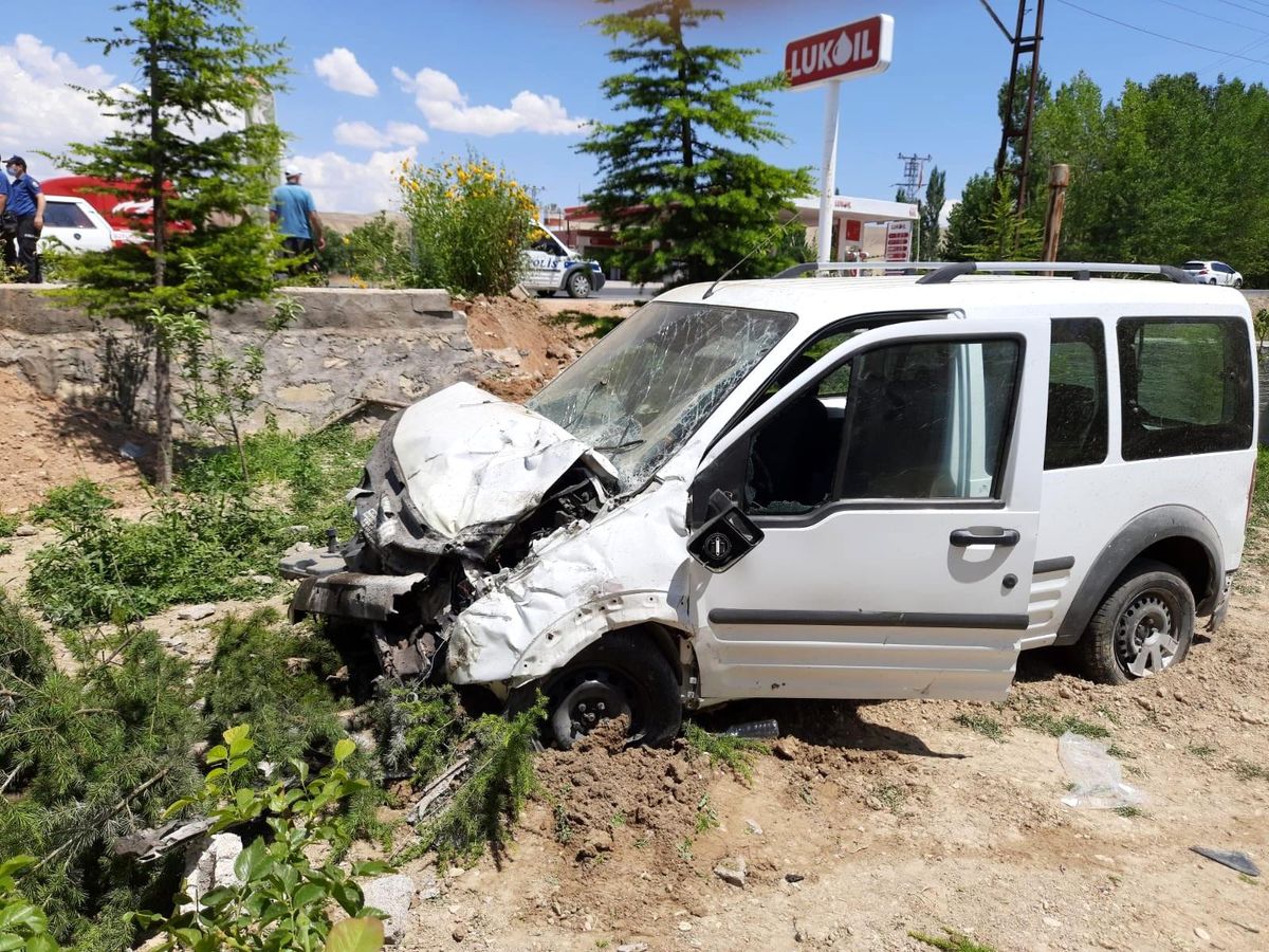 Bahçeye düşen aracın sürücüsü yaralandı
