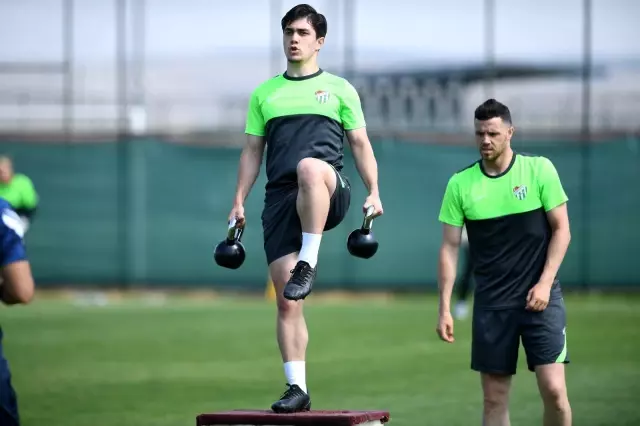 Bursasporlu futbolcular sınırları zorladı