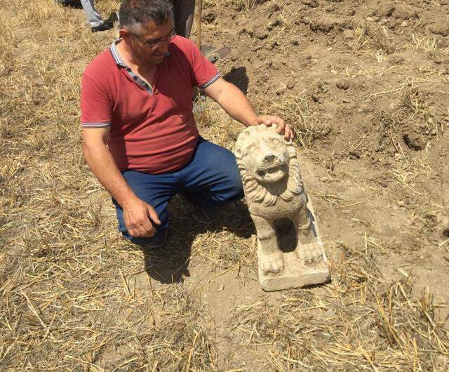 Çorumlu çifçi tarlasını sürerken aslan ve kartal figürlü objeler buldu
