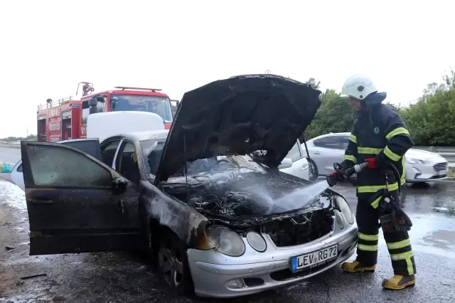 Memleketine giden gurbetçinin otomobili tamamen yandı 4 Memleketine giden gurbetçinin otomobili tamamen yandı