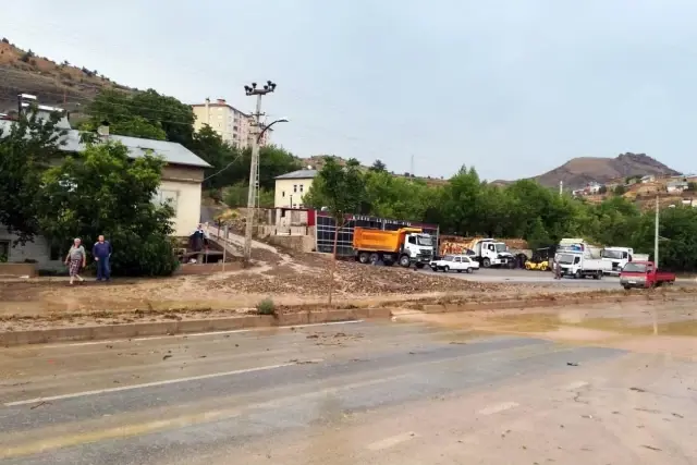 Gümüşhane'de 10 dakika süren dolu ve yağmur sele neden oldu