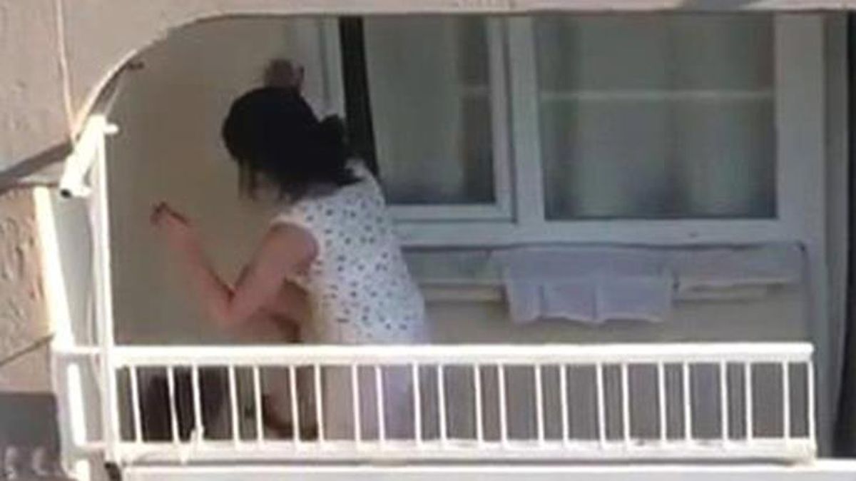 Balkonda hunharca köpeğini tekmeleyen caniye, bin lira para cezası kesildi