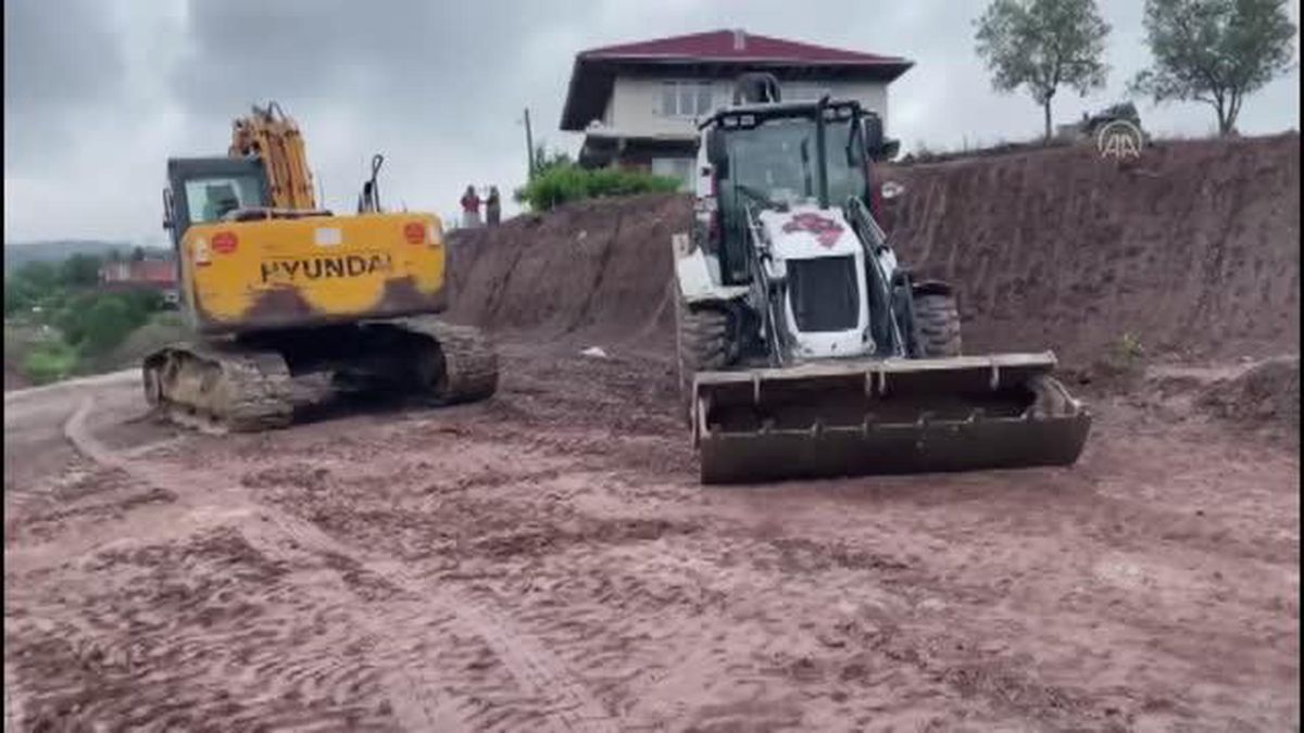 İş makinesiyle tesviye yapılan alanda nekropol olduğu değerlendirilen yapıya rastlandı