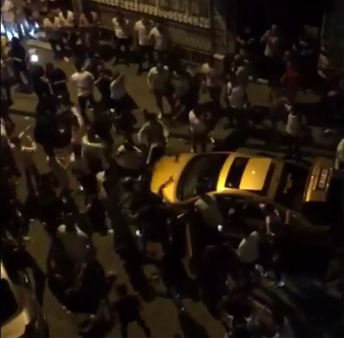 Kadıköy'de, gençlerin maske ve sosyal mesafeyi unutturan eğlencesi