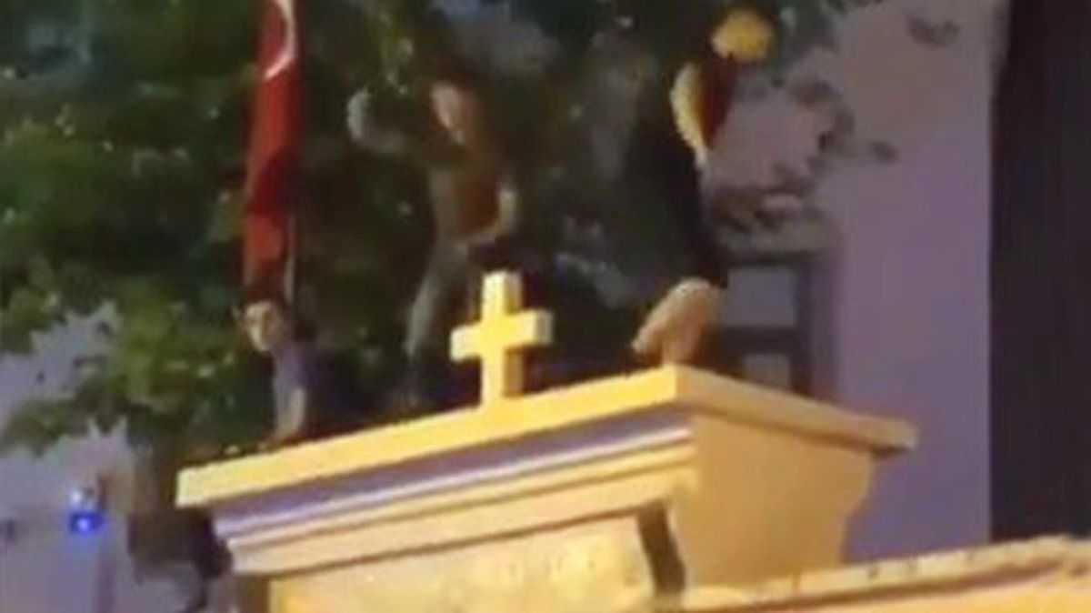 Görüntüler tepki çekti! Kadıköy'de kilise duvarının üstüne çıkarak dans eden 3 kişi gözaltına alındı