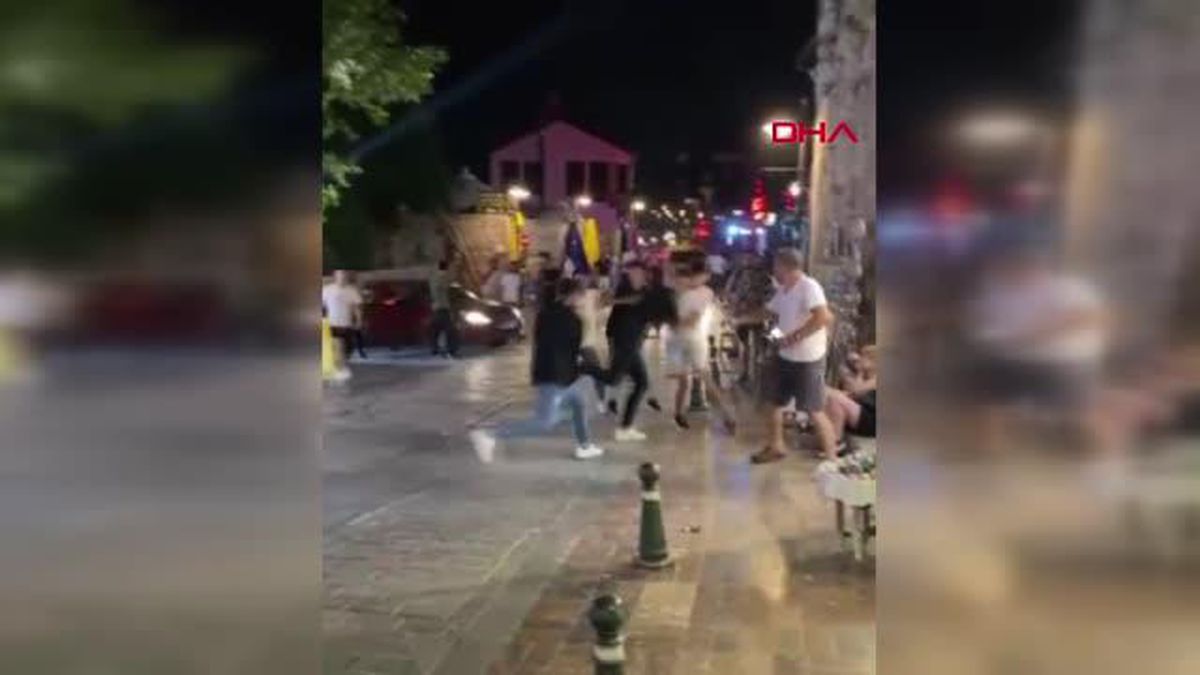 Son dakika haberleri! KALEİÇİ'NDE GENÇLERİN TEKMELİ YUMRUKLU KAVGASI KAMERADA