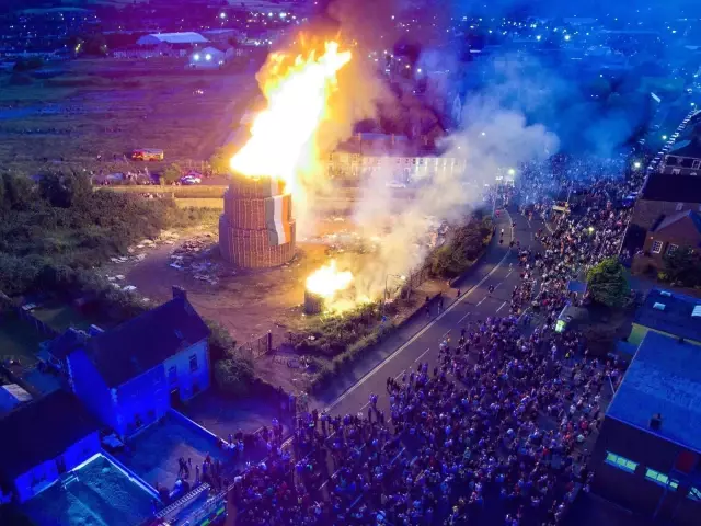 Son dakika haberi! Kuzey İrlanda'da 'On Birinci Gece' dev ateşler yakılarak kutlandı Son dakika haberi! Kuzey İrlanda'da 'On Birinci Gece' dev ateşler yakılarak kutlandı