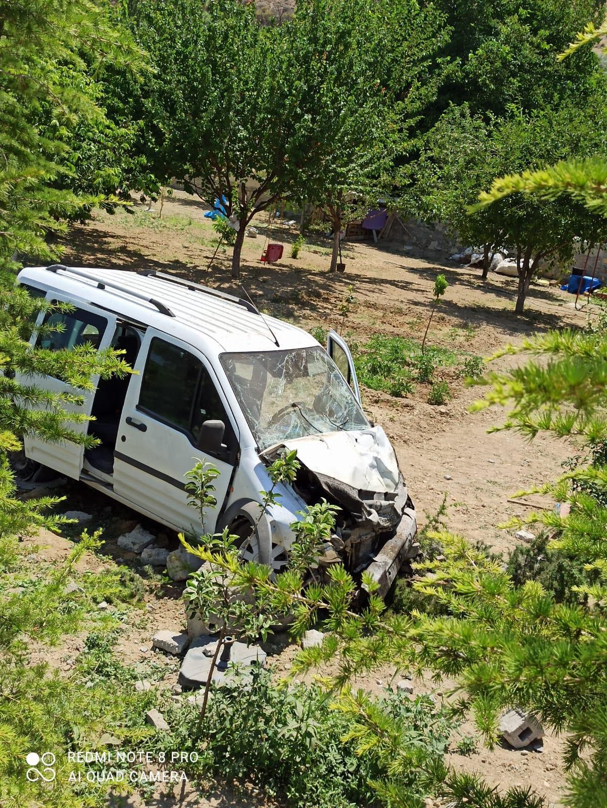 Malatya'da bahçeye devrilen hafif ticari aracın sürücüsü yaralandı