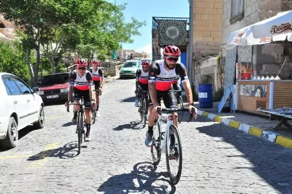 MALEZYALI BİSİKLETÇİLER, KAPADOKYA'DA PEDAL ÇEVİRDİ
