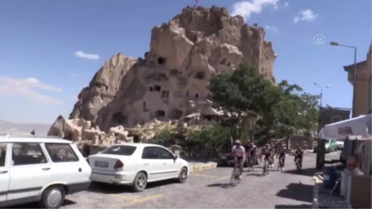 Malezyalı bisikletçiler, Kapadokya'da peribacaları arasında pedal çevirdi