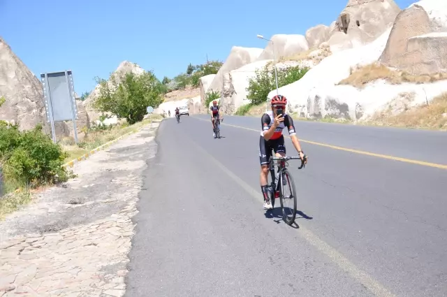 Malezyalı bisikletçiler, Kapadokya'da peribacaları arasında pedal çevirdi
