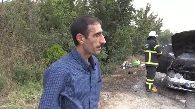 Memleketine giden gurbetçinin otomobili tamamen yandı Memleketine giden gurbetçinin otomobili tamamen yandı