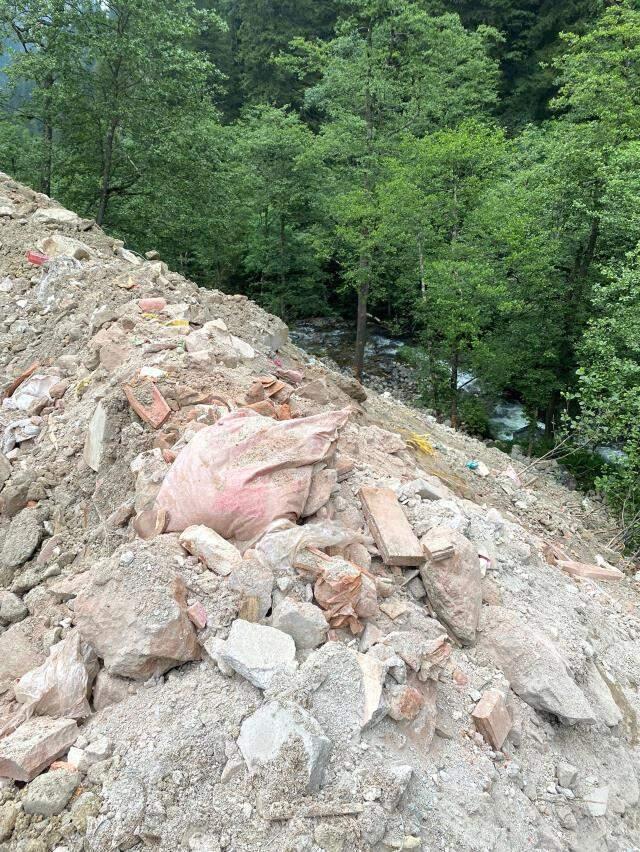 SÜMELA'DA RESTORASYON ATIKLARI DEREYE DÖKÜLMÜŞ SÜMELA'DA RESTORASYON ATIKLARI DEREYE DÖKÜLMÜŞ