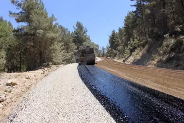Üç ilçenin kullandığı yol asfaltlanıyor Üç ilçenin kullandığı yol asfaltlanıyor