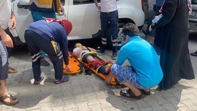 Üst üste hatalar zinciri! Kamyonet yüzünden geri gelen otomobil, küçük kızın bacaklarını ezdi