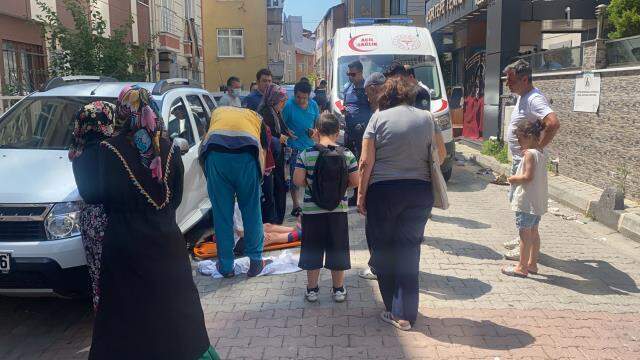 Üst üste hatalar zinciri! Kamyonet yüzünden geri gelen otomobil, küçük kızın bacaklarını ezdi