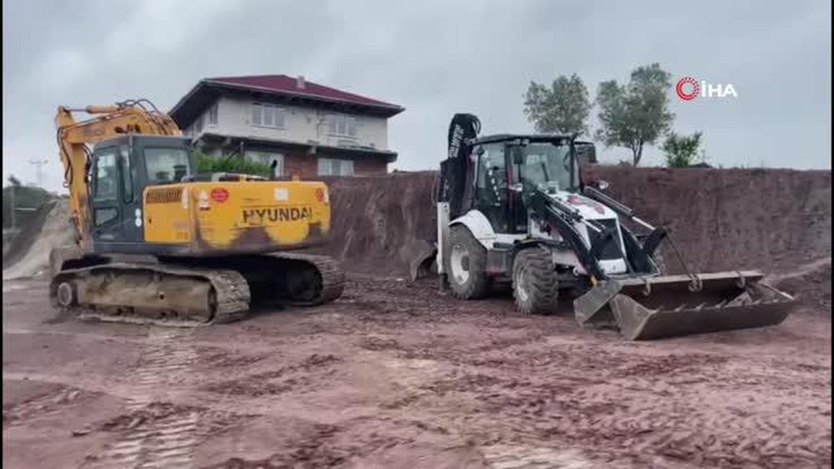Villa yapmak için düzetme çalışması yapılan arazide tarihi mezarlar ortaya çıktı
