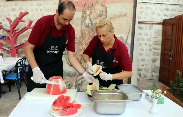 Yazın serinleten meyvesi karpuz, kabuğuyla da ağızları tatlandırıyor