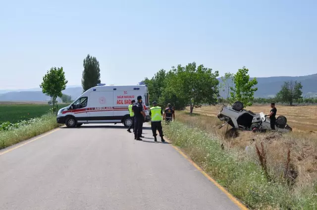 Devrilen otomobilin sürücüsü ile oğlu yaralandı 2 Devrilen otomobilin sürücüsü ile oğlu yaralandı