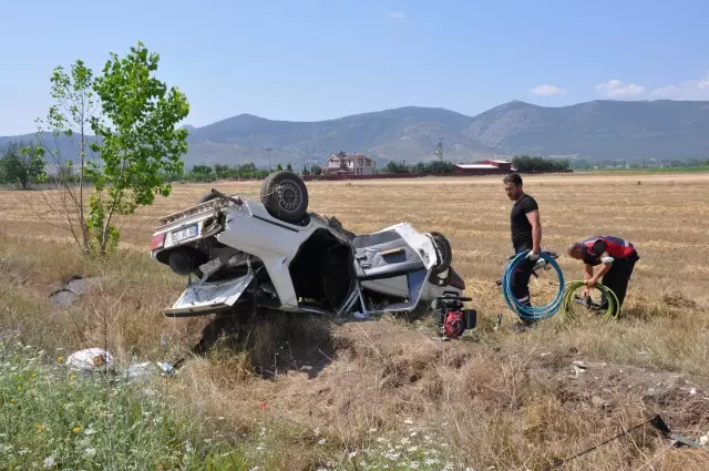 Devrilen otomobilin sürücüsü ile oğlu yaralandı 3 Devrilen otomobilin sürücüsü ile oğlu yaralandı