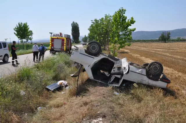 Devrilen otomobilin sürücüsü ile oğlu yaralandı 4 Devrilen otomobilin sürücüsü ile oğlu yaralandı