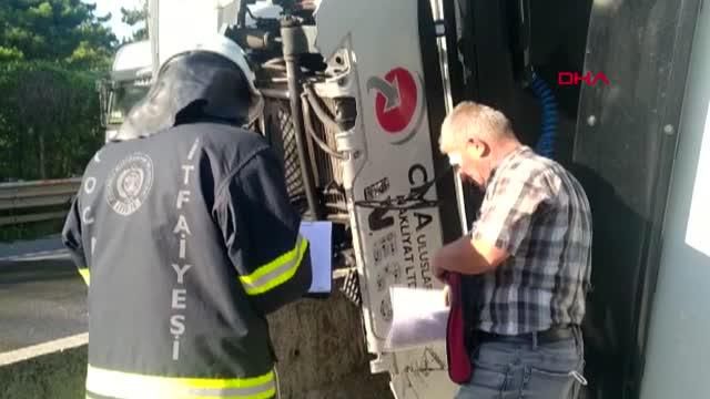 beton bariyerlerin uzerine devrilen tir dan 14265765 o