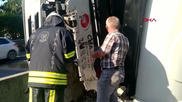 beton bariyerlerin uzerine devrilen tir dan 3 14265765 o