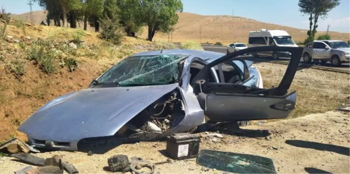 Bitlis'te takla atan otomobildeki baba ve 3 çocuğu yaralandı