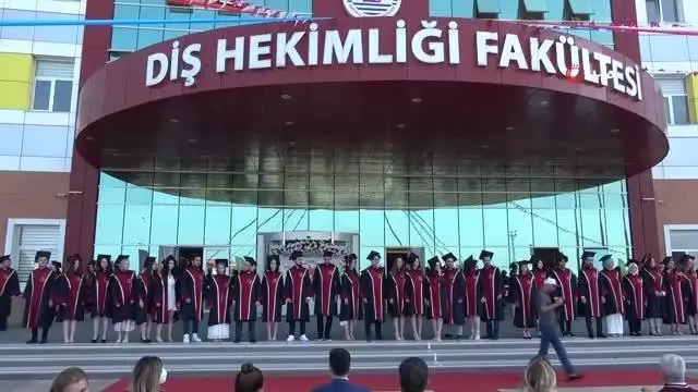 Çiçeği burnunda diş hekimleri mezuniyet belgelerini babalarının elinden aldı Çiçeği burnunda diş hekimleri mezuniyet belgelerini babalarının elinden aldı